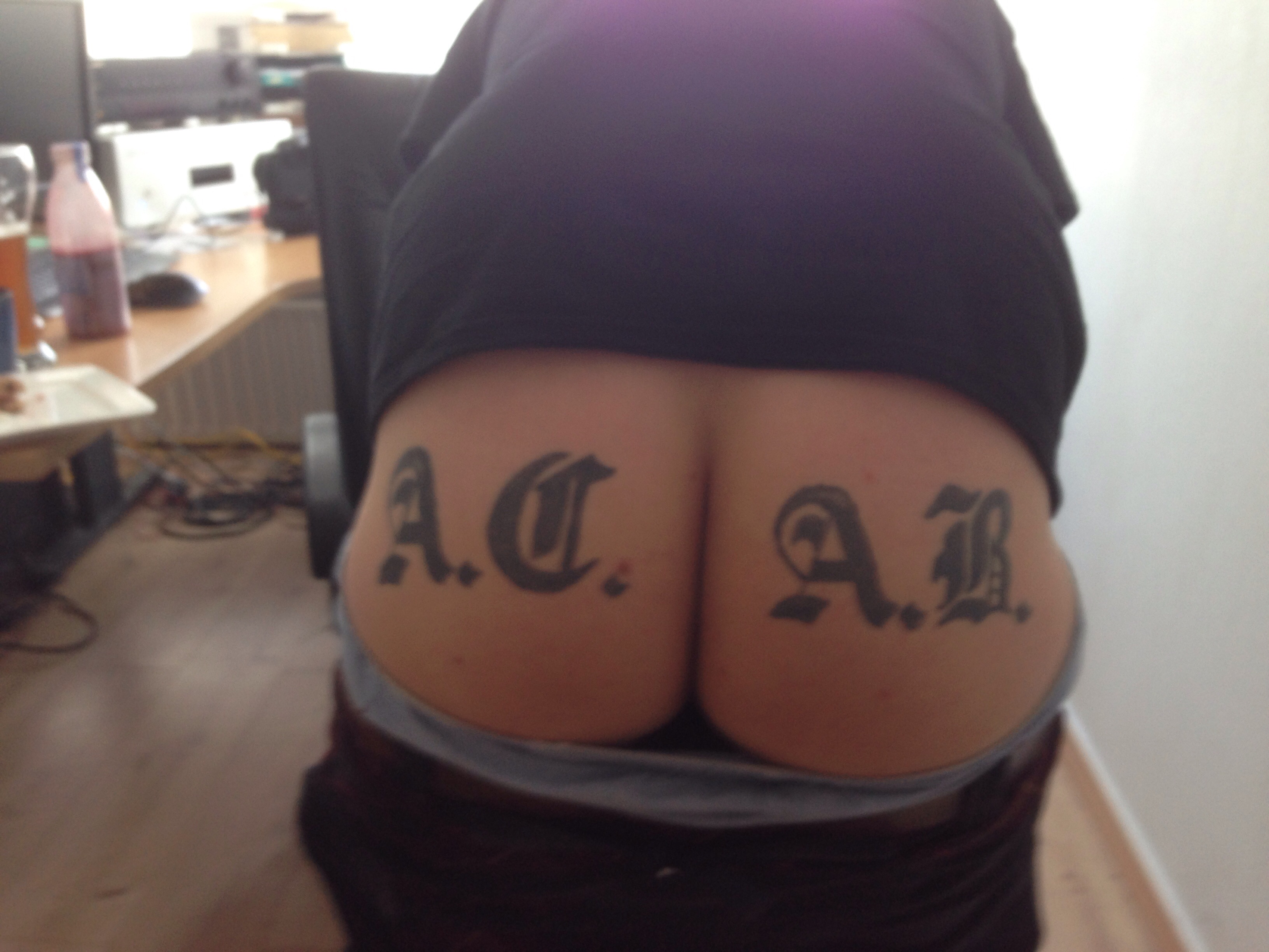 A.C.A.B. Tattoo am Arsch